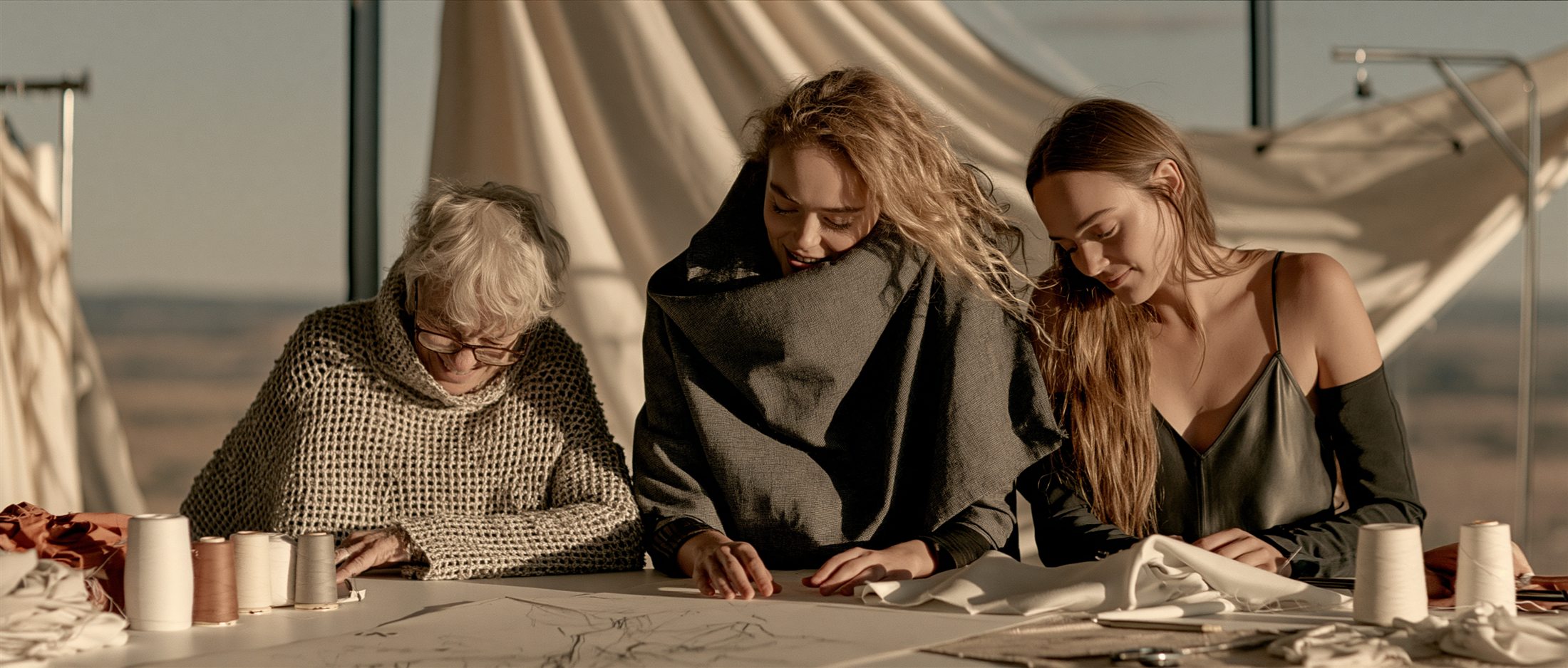 Créatrices textiles réunies autour d'une table de travail